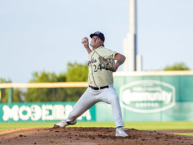 Cleburne Railroaders pitcher Scott Ellis