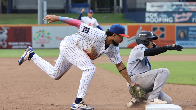 St. Lucie Mets shortstop Antonio Jimenez tags a baserunner