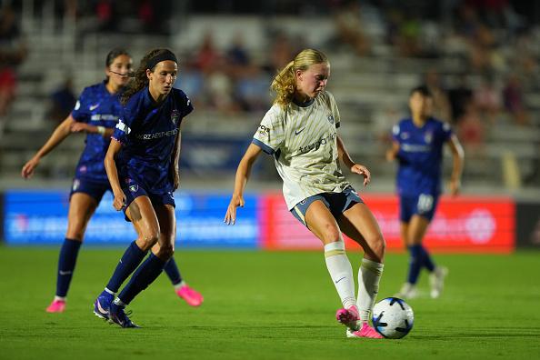 Seattle Reign FC and the North Carolina Courage in action