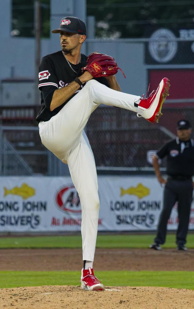 Sioux City Explorers pitcher Josh Landry