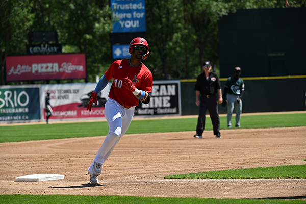 Ray-Patrick Didder of the Winnipeg Goldeyes rounds third