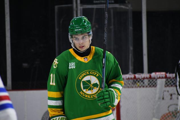 Sioux City Musketeers forward Jake Tavares