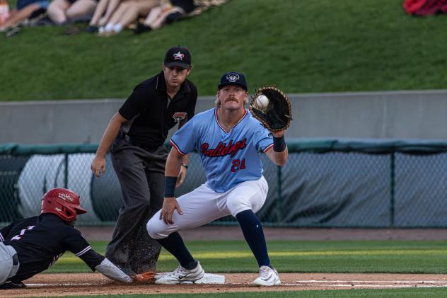 Jake Hjelle of the Lincoln Saltdogs takes a throw at first