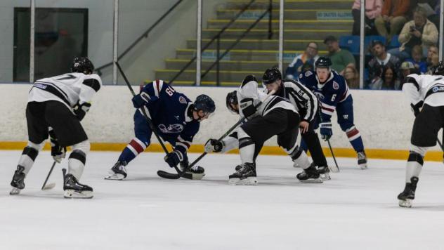 Wichita Thunder battles the Tulsa Oilers