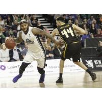 Halifax Hurricanes dribble past the London Lightning