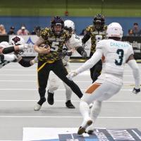 Arizona Rattlers DB Allen Chapman prepares to make a tackle against the Tucson Sugar Skulls