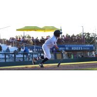 Justin Jones of the Burlington Bees heads to first