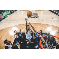Canton Charge guard Sheldon Mac in the paint vs. the Westchester Knicks
