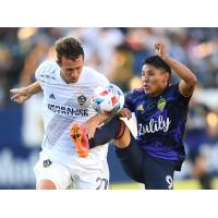 Seattle Sounders FC forward Raúl Ruidíaz (right) vs. the LA Galaxy