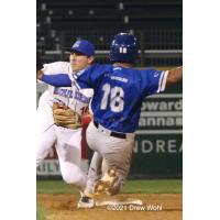 New York Boulders' 2B Zach Kirtley awaits a throw on an attempted steal of second base by Equipe Quebec's Ruben Castro
