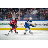 Springfield Thunderbirds' Corey Schueneman and Syracuse Crunch's Niko Huuhtanen in action