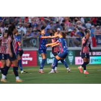 North Carolina FC and Chivas de Guadalajara Femenil on the field