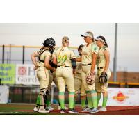 Mankato Habaneros huddle on the mound