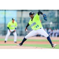 Luinder Avila pitching for the Columbia Fireflies
