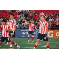 Atlético Ottawa midfielder Jason Hartill (center)