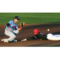 Maikol Escotto of the Sioux City Explorers steals second base