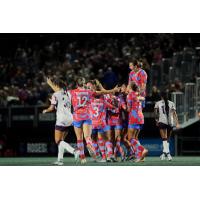 Montréal Roses celebrate a goal