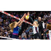 Omaha Supernovas' Brooke Nuneviller versus Atlanta Vibe's Shannon Shields