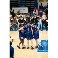 Delaware Blue Coats huddle against the Westchester Knicks