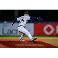 Ryo Kohigashi pitching for the Québec Capitales