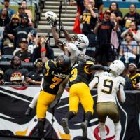 San Diego Strike Force running back Edward Vander rises to make a catch against the Tucson Sugar Skulls