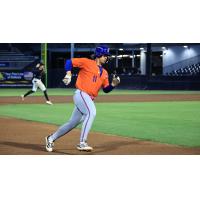 St. Lucie Mets outfielder Randy Guzman runs to third
