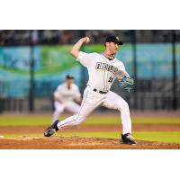 David Sandlin pitching for the Columbia Fireflies in 2023