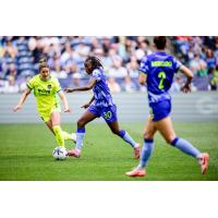 Seattle Reign FC forward Nerilia Mondesir (center)