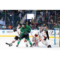 Florida Everblades forward Isaac Nurse in front of the Kansas City Mavericks net